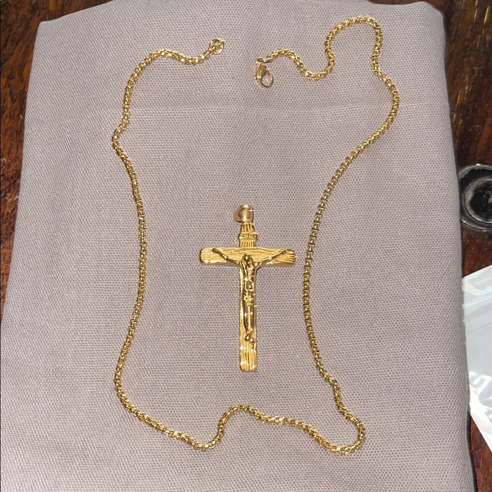 Gold Crucifix Pendant Necklace. Costume. Heavy. Beautiful. NEW.